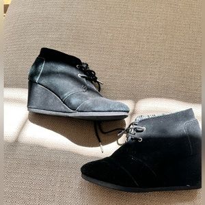 Women’s 8 Tom suede wedges